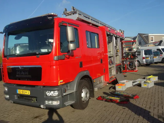 MAN TGM 15.250 FIRE TRUCK,2000 LITER TANK, FOAM TANK, AIRCO,WITH EQUIPMENT - سيارة إطفاء: صورة 1 MAN TGM 15.250 FIRE TRUCK,2000 LITER TANK, FOAM TANK, AIRCO,WITH EQUIPMENT - سيارة إطفاء: صورة 1