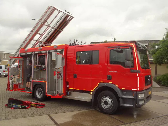 MAN TGM 15.250 FIRE TRUCK,2000 LITER TANK, FOAM TANK, AIRCO,WITH EQUIPMENT - سيارة إطفاء: صورة 5 MAN TGM 15.250 FIRE TRUCK,2000 LITER TANK, FOAM TANK, AIRCO,WITH EQUIPMENT - سيارة إطفاء: صورة 5