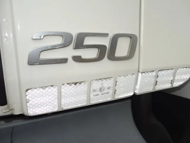 Volvo FL FL250 isothermic box - شاحنة مقفلة: صورة 2 Volvo FL FL250 isothermic box - شاحنة مقفلة: صورة 2