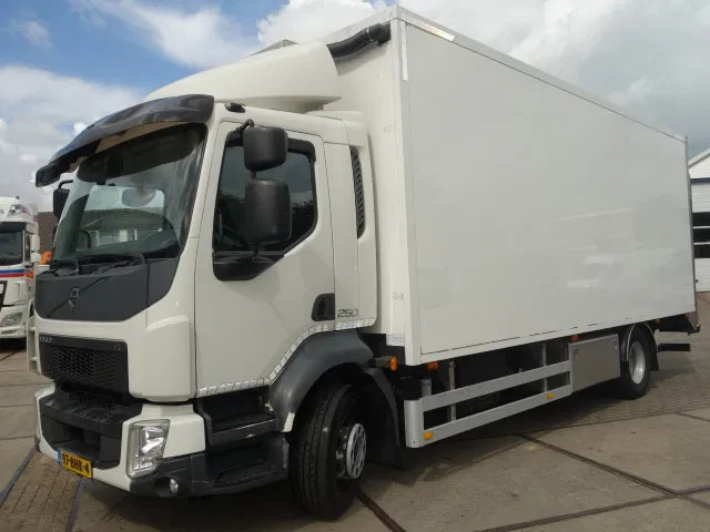 Volvo FL FL250 isothermic box - شاحنة مقفلة: صورة 1 Volvo FL FL250 isothermic box - شاحنة مقفلة: صورة 1