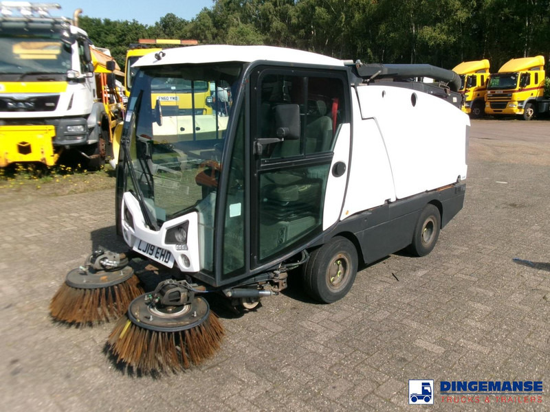 Johnston C202 compact street sweeper - سياره كنس شوارع: صورة 1 Johnston C202 compact street sweeper - سياره كنس شوارع: صورة 1