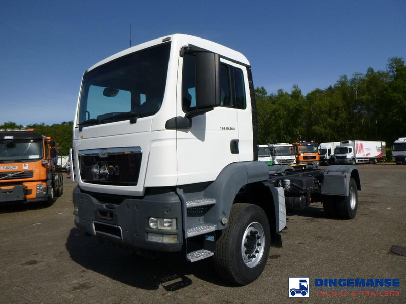 MAN TGS 19.360 4X2 BBS manual Euro 2 chassis + PTO - شاحنة هيكل كابينة: صورة 1 MAN TGS 19.360 4X2 BBS manual Euro 2 chassis + PTO - شاحنة هيكل كابينة: صورة 1