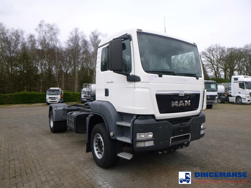 MAN TGS 19.360 4X2 BBS manual Euro 2 chassis + PTO - شاحنة هيكل كابينة: صورة 2 MAN TGS 19.360 4X2 BBS manual Euro 2 chassis + PTO - شاحنة هيكل كابينة: صورة 2