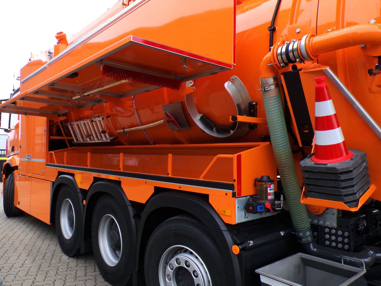 Mercedes-Benz Arocs 3551 8x4 Müller 16mCanalmaster F160EWA WRG - شاحنة الشفط: صورة 5 Mercedes-Benz Arocs 3551 8x4 Müller 16mCanalmaster F160EWA WRG - شاحنة الشفط: صورة 5