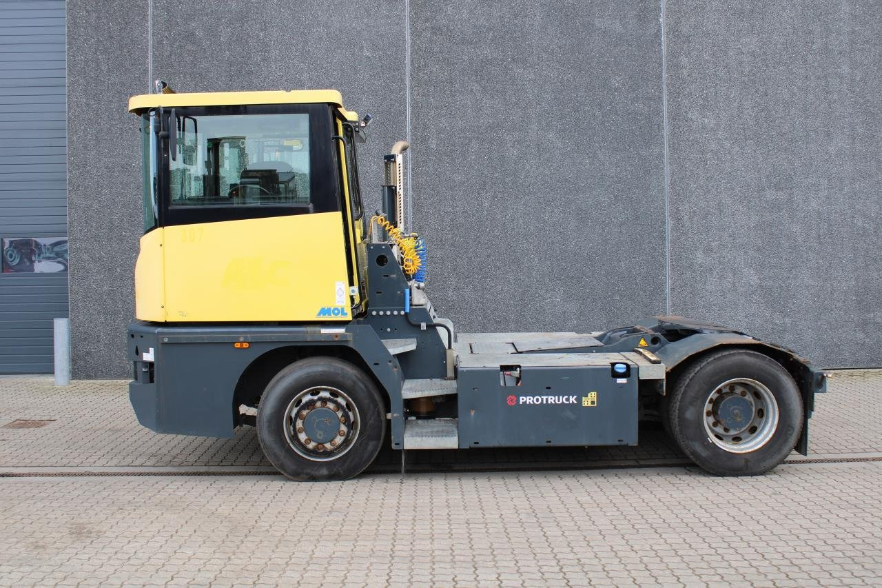 MOL RM255 4X4 - جرار المحطة: صورة 1 MOL RM255 4X4 - جرار المحطة: صورة 1