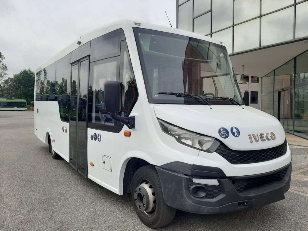 N.1 IVECO INDCAR MOBI – Anno 2015 - مركبة كوتش: صورة 1 N.1 IVECO INDCAR MOBI – Anno 2015 - مركبة كوتش: صورة 1
