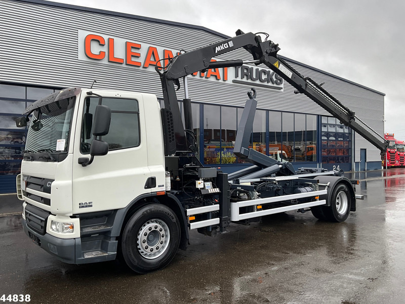 DAF FA 75 CF 250 MKG 14 Tonmeter laadkraan - شاحنة ذات خطاف, شاحنة كرين: صورة 1 DAF FA 75 CF 250 MKG 14 Tonmeter laadkraan - شاحنة ذات خطاف, شاحنة كرين: صورة 1