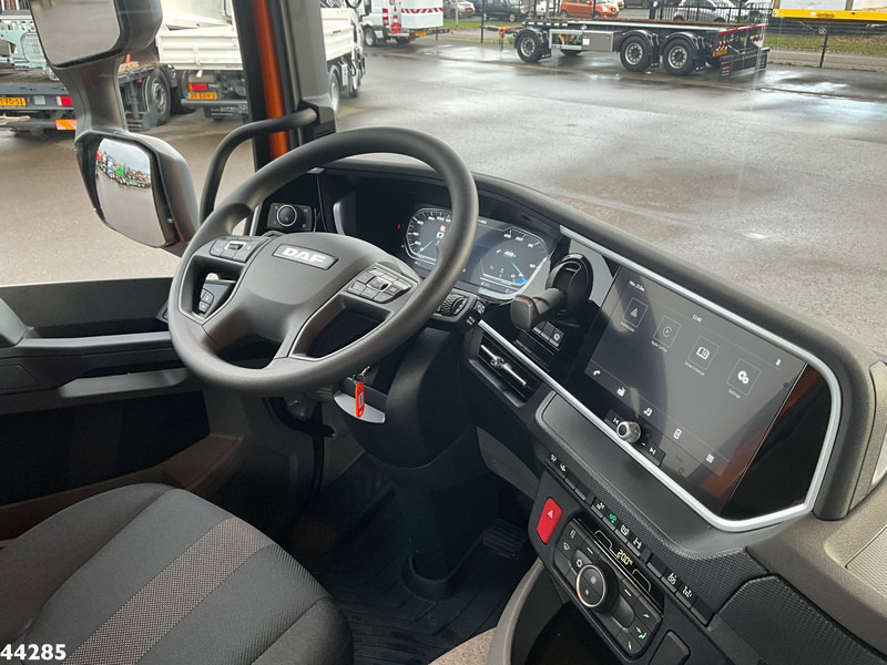 Interior photo 1: شاحنة ذات خطاف DAF FAN XD 450 Euro 6 VDL 21 Ton Schuif-knik haakarmsysteem