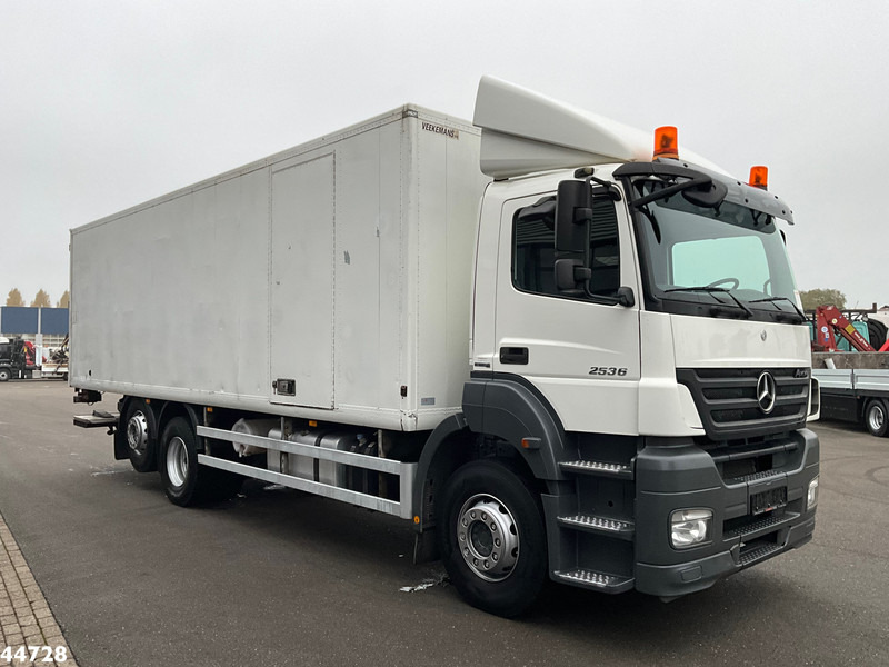 Mercedes-Benz Axor 2636 6x2 Dhollandia laadklep Just 265.901 km! - شاحنة مقفلة: صورة 4 Mercedes-Benz Axor 2636 6x2 Dhollandia laadklep Just 265.901 km! - شاحنة مقفلة: صورة 4