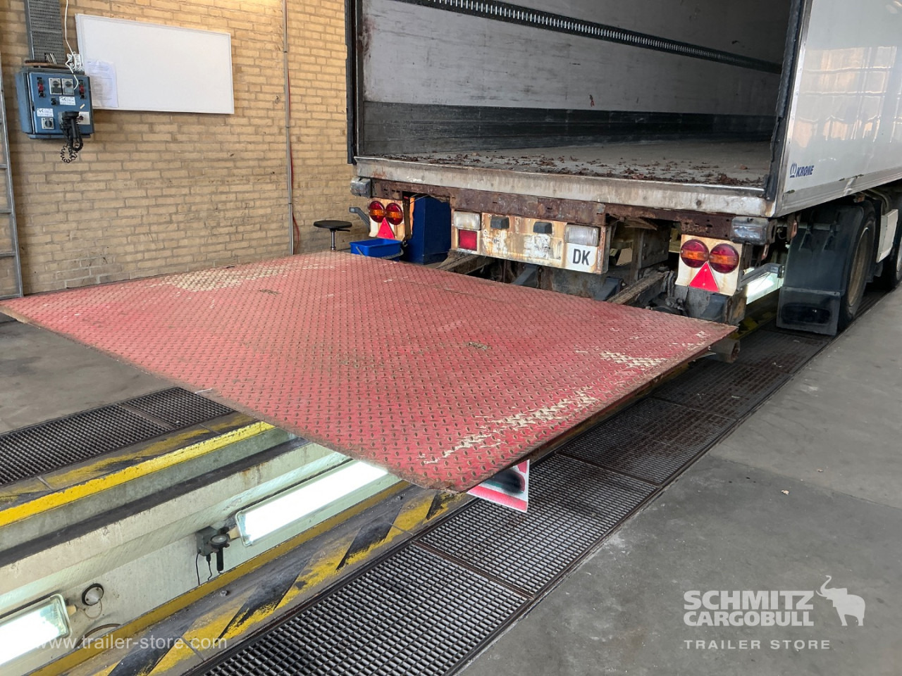 KRONE Dryfreight Standard Taillift - نصف مقطورة صندوق مغلق: صورة 3 KRONE Dryfreight Standard Taillift - نصف مقطورة صندوق مغلق: صورة 3