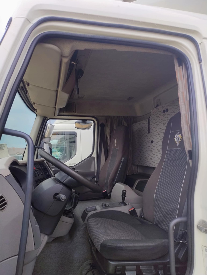 DAF LF 250 / Curtainsider 18 EPAL / sleeping cab - شاحنة ستارة: صورة 4 DAF LF 250 / Curtainsider 18 EPAL / sleeping cab - شاحنة ستارة: صورة 4