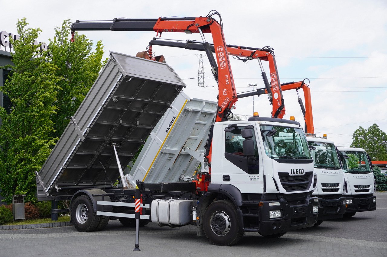 IVECO Stralis 310 E6 / NEW 3-sided tipper / Fassi F135 crane with remote control - شاحنات مسطحة, شاحنة كرين: صورة 2 IVECO Stralis 310 E6 / NEW 3-sided tipper / Fassi F135 crane with remote control - شاحنات مسطحة, شاحنة كرين: صورة 2