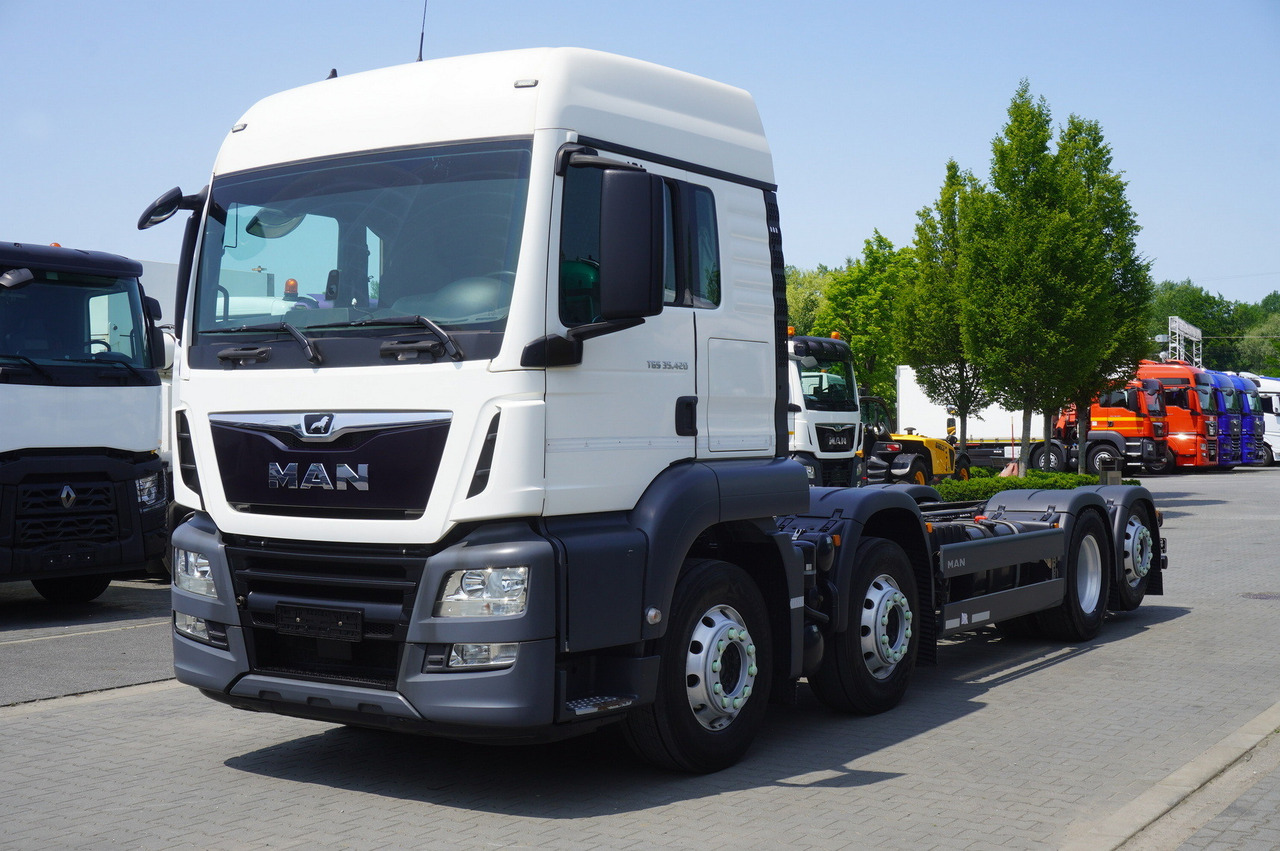 MAN TGS 35.420 8x2 / Chassis 6.4 m / 3 steered axles - شاحنة هيكل كابينة: صورة 2 MAN TGS 35.420 8x2 / Chassis 6.4 m / 3 steered axles - شاحنة هيكل كابينة: صورة 2