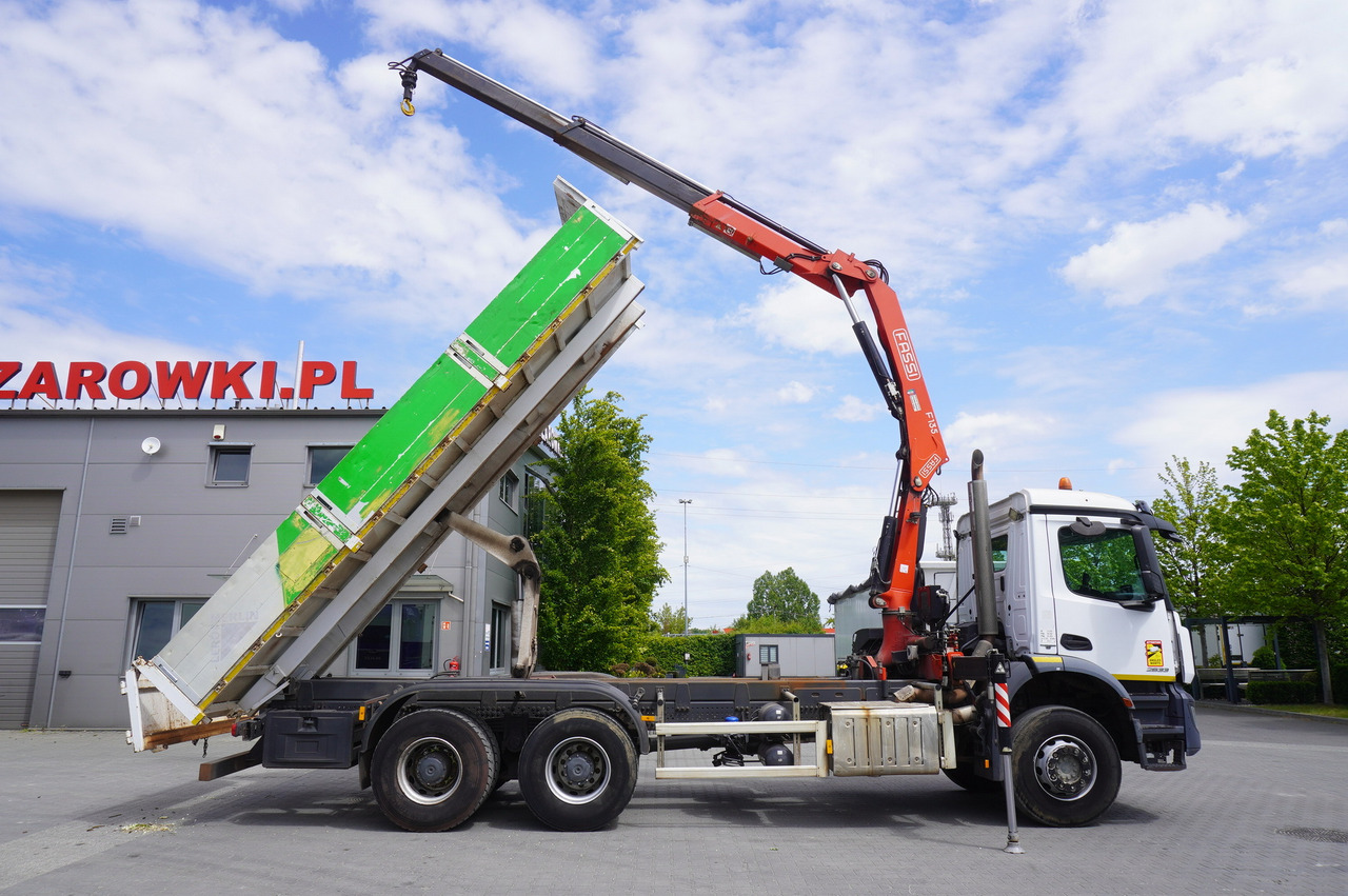 MERCEDES-BENZ AROCS 2633 6x4 / 5.5 T crane FASSI F135 / Tipper 15 EPAL - شاحنات مسطحة, شاحنة كرين: صورة 4 MERCEDES-BENZ AROCS 2633 6x4 / 5.5 T crane FASSI F135 / Tipper 15 EPAL - شاحنات مسطحة, شاحنة كرين: صورة 4