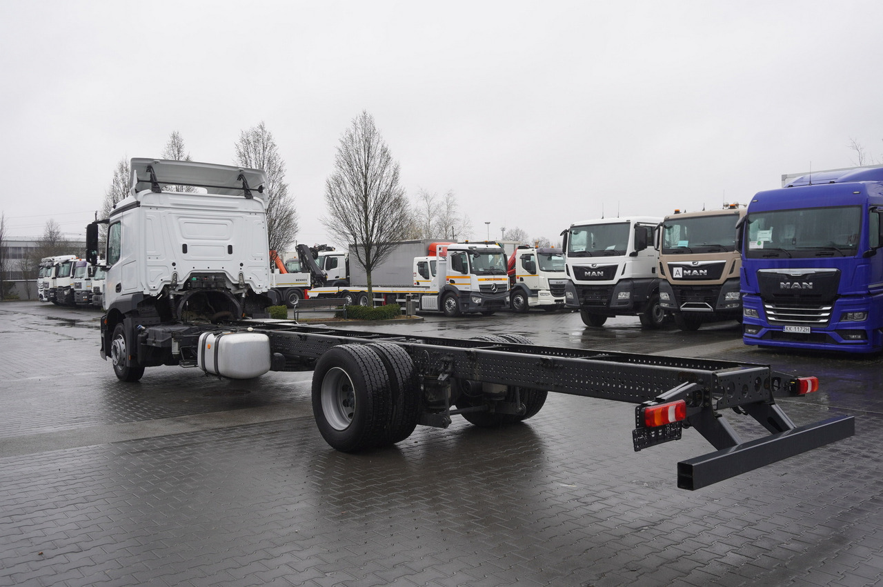 MERCEDES-BENZ Actros 1824 / 9.1 m chassis / ADR AT / sleeping cabin - شاحنة هيكل كابينة: صورة 5 MERCEDES-BENZ Actros 1824 / 9.1 m chassis / ADR AT / sleeping cabin - شاحنة هيكل كابينة: صورة 5