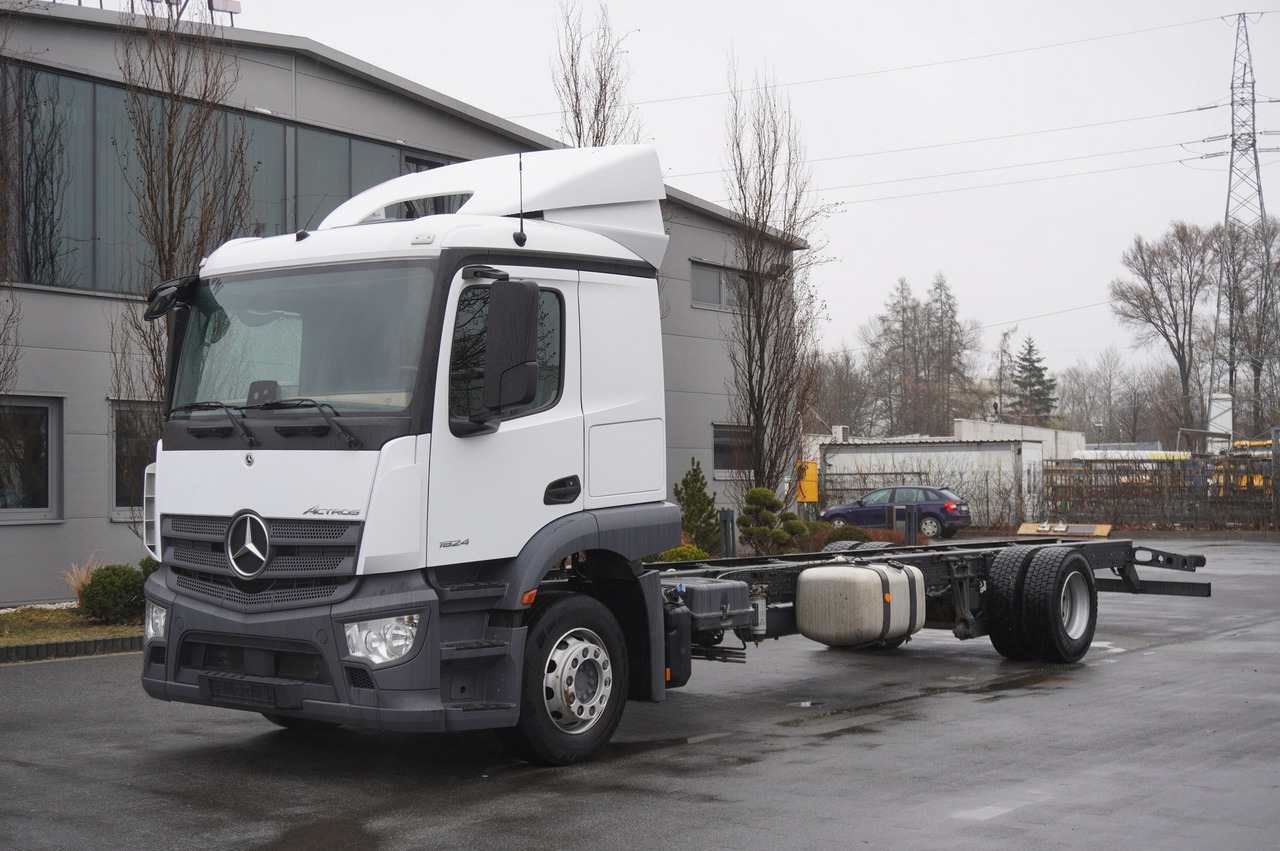 MERCEDES-BENZ Actros 1824 / 9.1 m chassis / sleeping cabin - شاحنة هيكل كابينة: صورة 1 MERCEDES-BENZ Actros 1824 / 9.1 m chassis / sleeping cabin - شاحنة هيكل كابينة: صورة 1