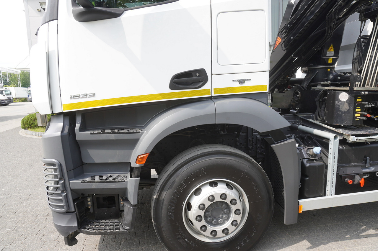 شاحنة قلاب, شاحنة كرين MERCEDES-BENZ Arocs 1833 / 87,000 km!!! / Hds HIAB X-DUO 128 B-2 / three-sided tipper: صورة 23