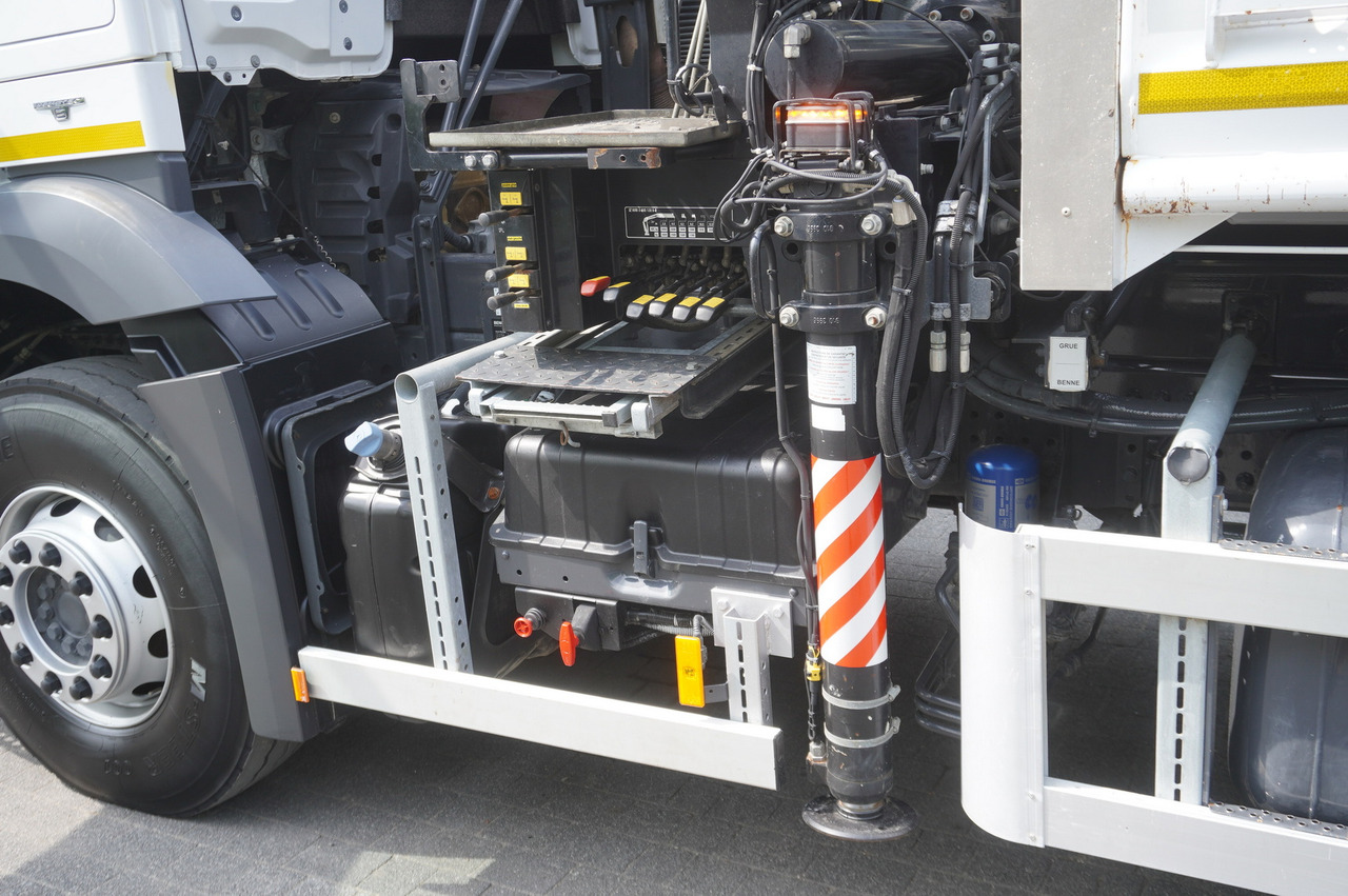 شاحنة قلاب, شاحنة كرين MERCEDES-BENZ Arocs 1833 / 87,000 km!!! / Hds HIAB X-DUO 128 B-2 / three-sided tipper: صورة 13