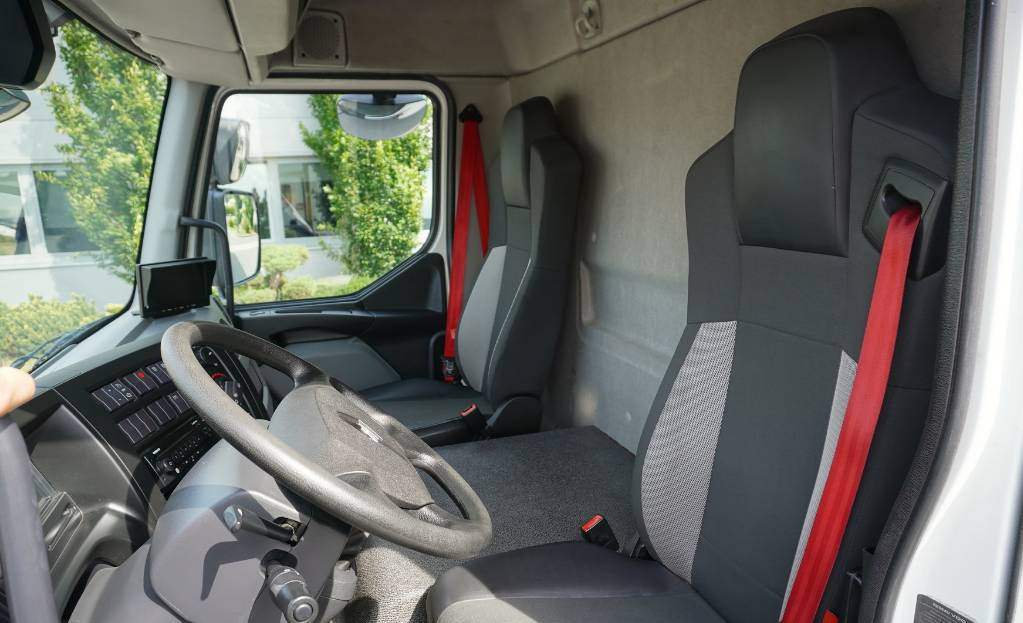 شاحنة مقفلة RENAULT D12 E6 / Container 18 pallets / tail lift: صورة 10 شاحنة مقفلة RENAULT D12 E6 / Container 18 pallets / tail lift: صورة 10