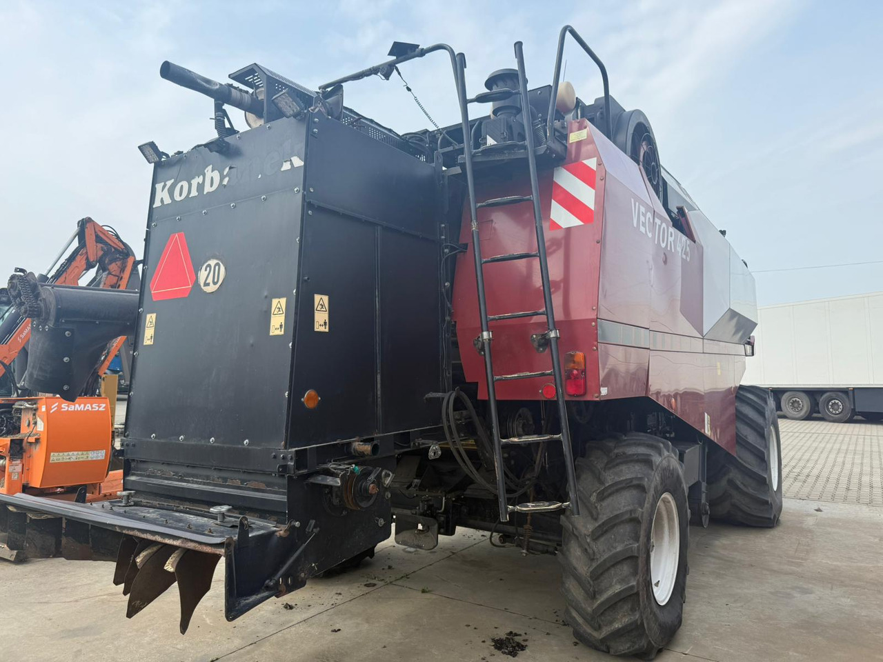 ROSTSELMASH VECTOR 425 RSM-101 grain harvester + Header 5 m + rapeseed harvesting extension / 2300 MTH - حصادة موحَّدة: صورة 3 ROSTSELMASH VECTOR 425 RSM-101 grain harvester + Header 5 m + rapeseed harvesting extension / 2300 MTH - حصادة موحَّدة: صورة 3