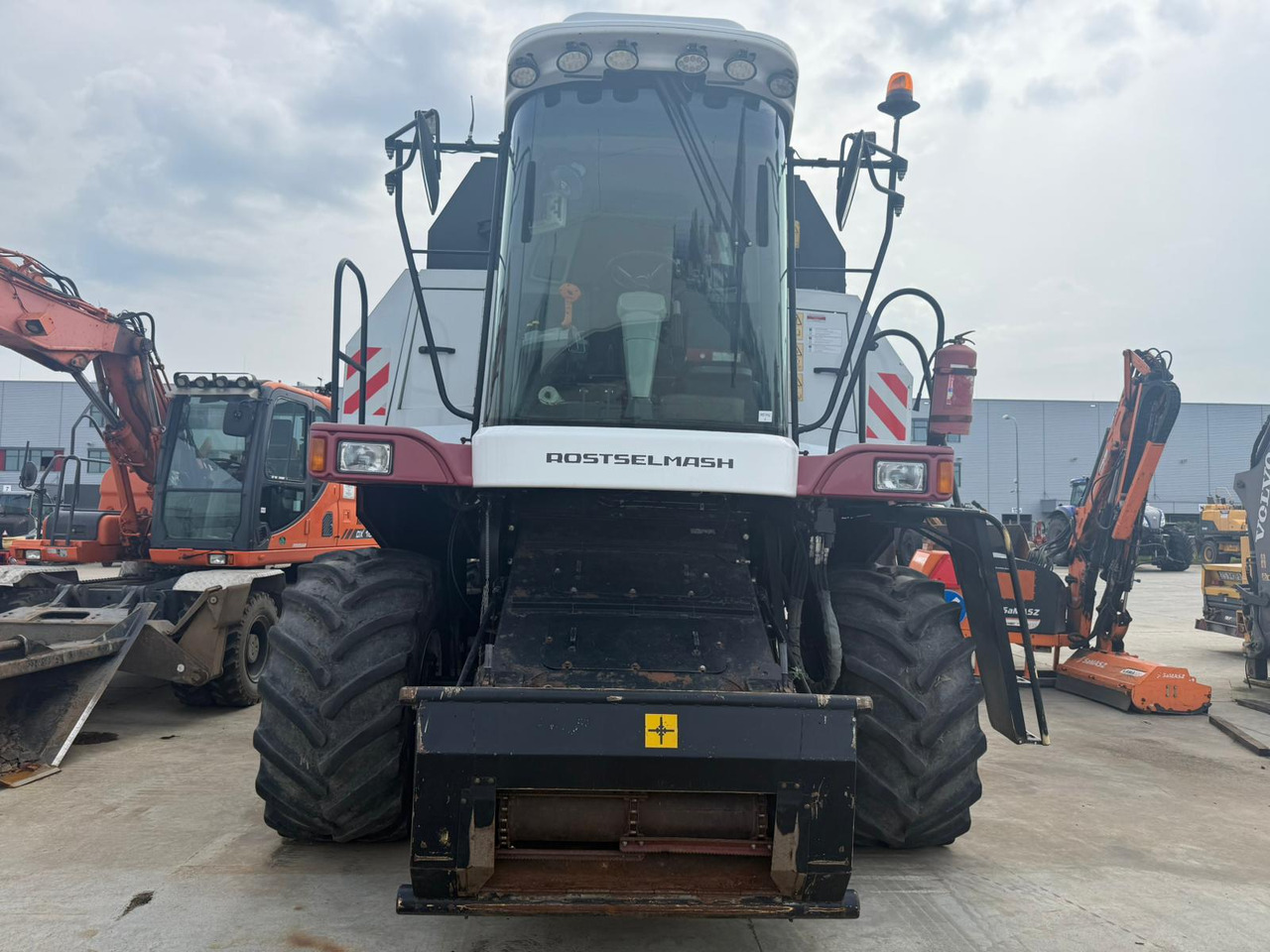 ROSTSELMASH VECTOR 425 RSM-101 grain harvester + Header 5 m + rapeseed harvesting extension / 2300 MTH - حصادة موحَّدة: صورة 5 ROSTSELMASH VECTOR 425 RSM-101 grain harvester + Header 5 m + rapeseed harvesting extension / 2300 MTH - حصادة موحَّدة: صورة 5