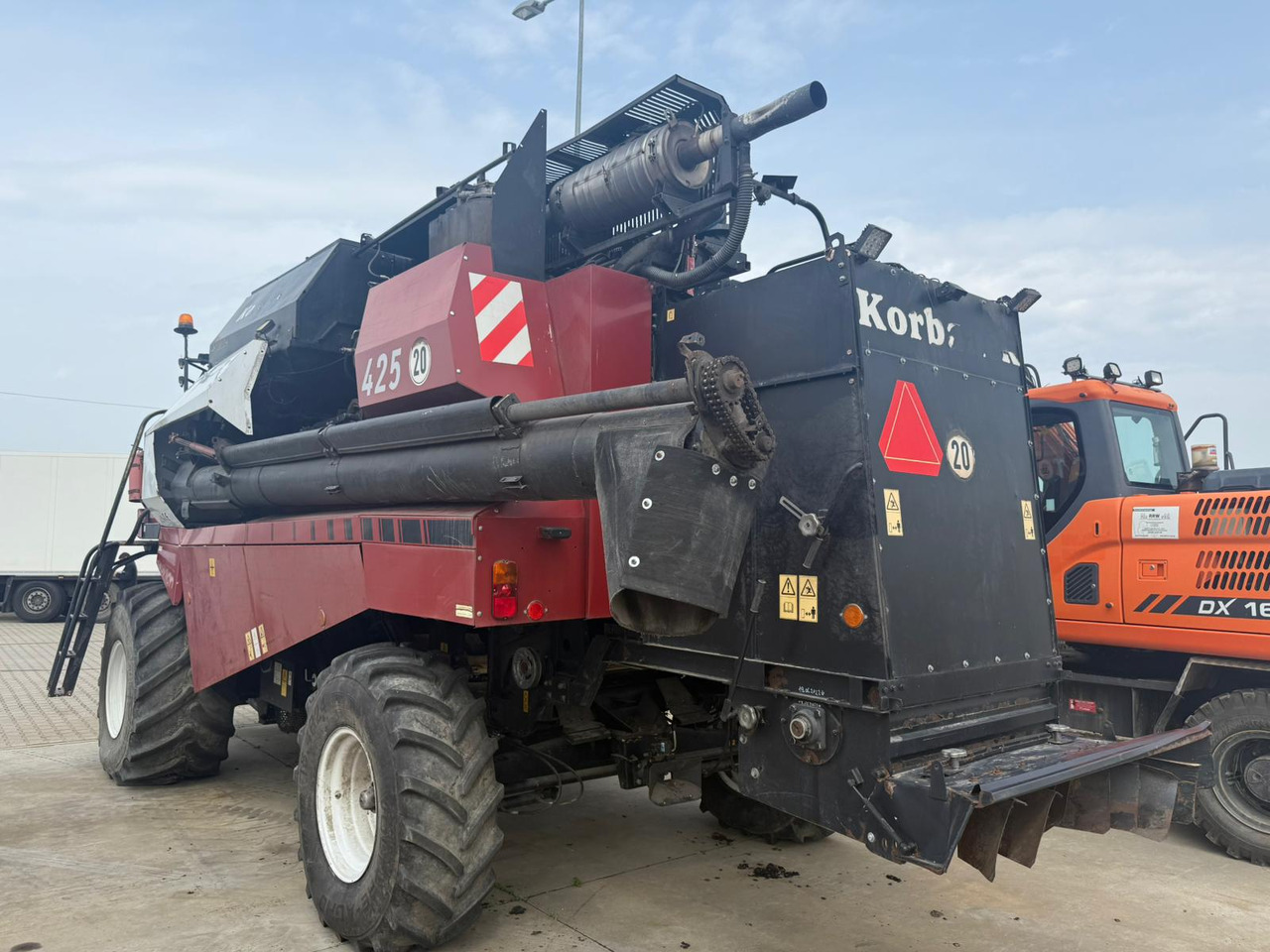 ROSTSELMASH VECTOR 425 RSM-101 grain harvester + Header 5 m + rapeseed harvesting extension / 2300 MTH - حصادة موحَّدة: صورة 2 ROSTSELMASH VECTOR 425 RSM-101 grain harvester + Header 5 m + rapeseed harvesting extension / 2300 MTH - حصادة موحَّدة: صورة 2