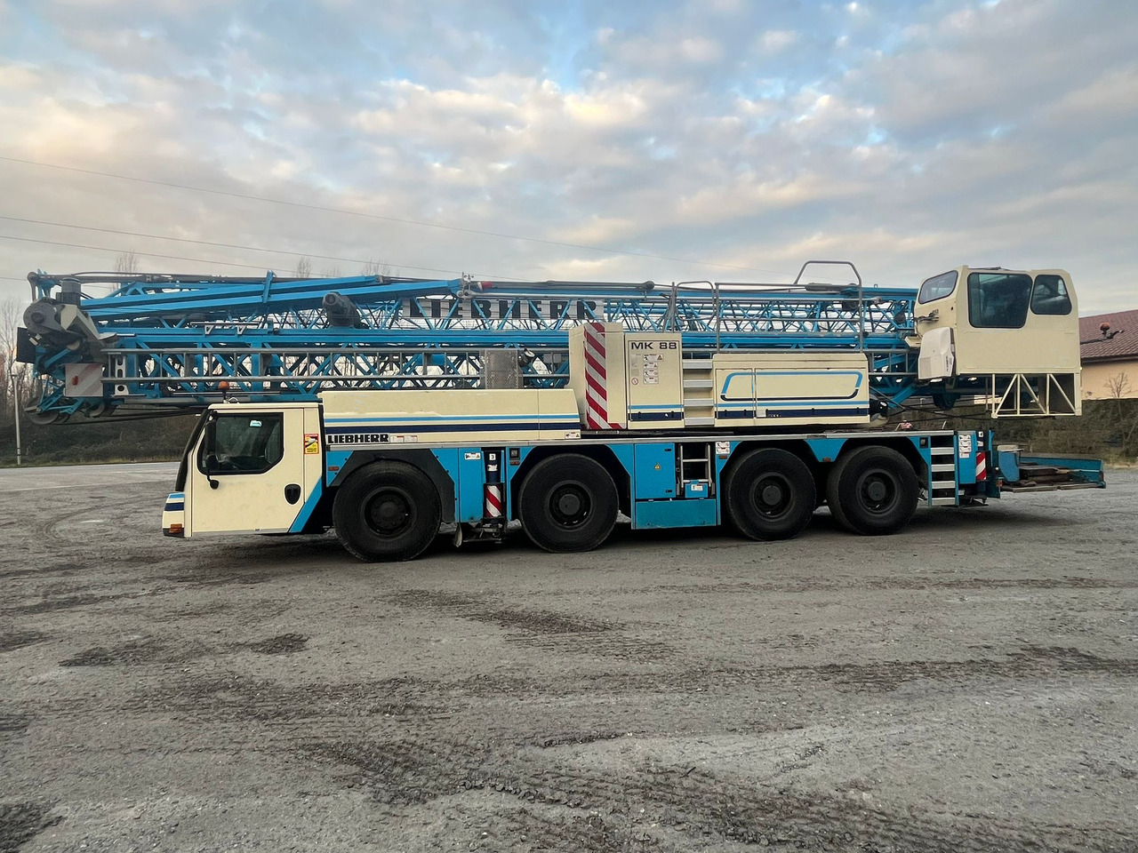 LIEBHERR MK88 - رافعة ذاتية التركيب: صورة 1 LIEBHERR MK88 - رافعة ذاتية التركيب: صورة 1