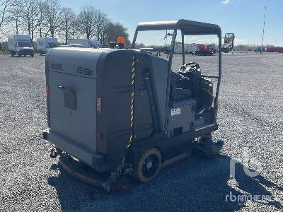 KAECHER B300 RI Ride-On Industrial Vacuum - مكنسة كهربائية صناعية: صورة 3 KAECHER B300 RI Ride-On Industrial Vacuum - مكنسة كهربائية صناعية: صورة 3