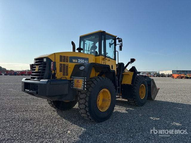 2003 Komatsu WA250-5 Pala gommata - اللودر بعجل: صورة 3 2003 Komatsu WA250-5 Pala gommata - اللودر بعجل: صورة 3