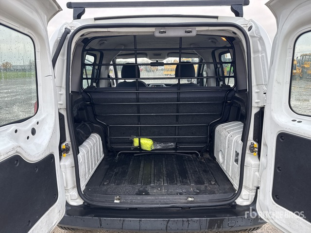 2011 Peugeot Bipper Van Truck - شاحنة مقفلة: صورة 4 2011 Peugeot Bipper Van Truck - شاحنة مقفلة: صورة 4