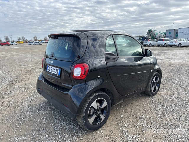 2021 SMART Fortwo COUP EQ 60KW PASSION Automobile - سيارة: صورة 3 2021 SMART Fortwo COUP EQ 60KW PASSION Automobile - سيارة: صورة 3