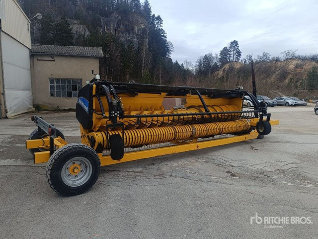 2010 New Holland Pick Up Ensileuse 5M20 Forage Harvester Pickup Header - التقطيع جزازة/ ماكينات قطع الحشائش: صورة 2 2010 New Holland Pick Up Ensileuse 5M20 Forage Harvester Pickup Header - التقطيع جزازة/ ماكينات قطع الحشائش: صورة 2