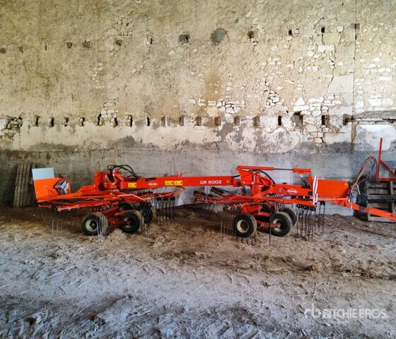 2012 Kuhn GA 6002 6 m Semi-Mount 2 Rotor Hay Rake - التقطيع جزازة/ ماكينات قطع الحشائش: صورة 1 2012 Kuhn GA 6002 6 m Semi-Mount 2 Rotor Hay Rake - التقطيع جزازة/ ماكينات قطع الحشائش: صورة 1