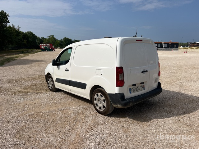 2013 Peugeot Partner Vehicule Utilitaire Cargo Van - فان المدمجة: صورة 3 2013 Peugeot Partner Vehicule Utilitaire Cargo Van - فان المدمجة: صورة 3