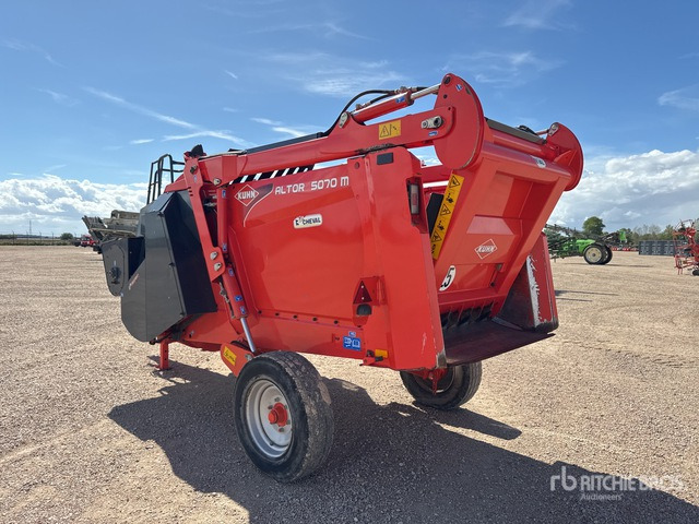 2015 Kuhn Altor 5070M Pailleuse Distributrice Livestock Feeder - عربة خلط الأعلاف: صورة 3 2015 Kuhn Altor 5070M Pailleuse Distributrice Livestock Feeder - عربة خلط الأعلاف: صورة 3