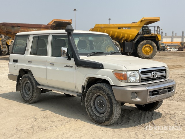 2011 Toyota Land Cruiser LX 4WD SUV - سيارة دفع رباعي: صورة 1 2011 Toyota Land Cruiser LX 4WD SUV - سيارة دفع رباعي: صورة 1