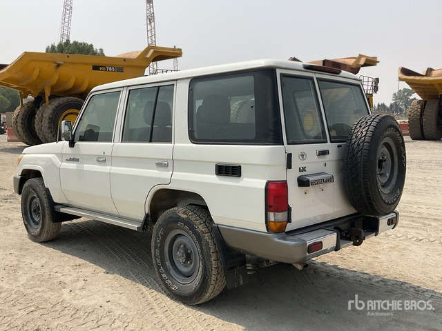 2011 Toyota Land Cruiser LX 4WD SUV - سيارة دفع رباعي: صورة 4 2011 Toyota Land Cruiser LX 4WD SUV - سيارة دفع رباعي: صورة 4