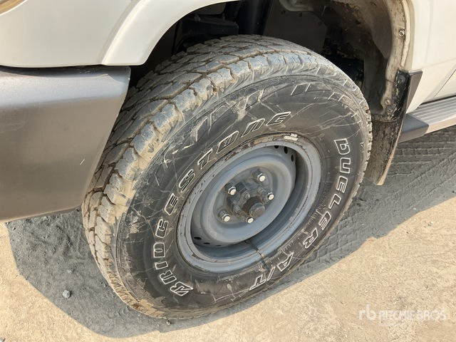 2011 Toyota Land Cruiser LX 76R 4x4 SUV - سيارة دفع رباعي: صورة 5 2011 Toyota Land Cruiser LX 76R 4x4 SUV - سيارة دفع رباعي: صورة 5