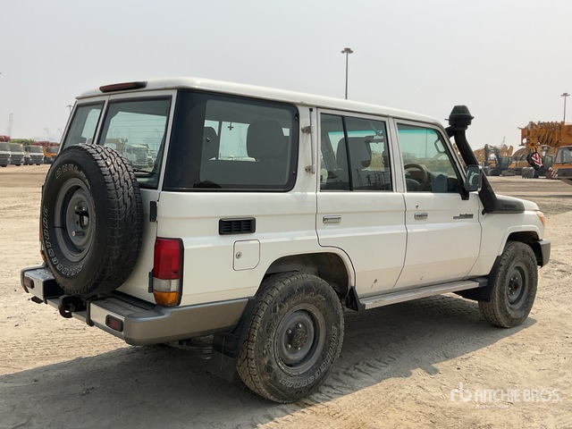 2011 Toyota Land Cruiser LX 76R 4x4 SUV - سيارة دفع رباعي: صورة 4 2011 Toyota Land Cruiser LX 76R 4x4 SUV - سيارة دفع رباعي: صورة 4