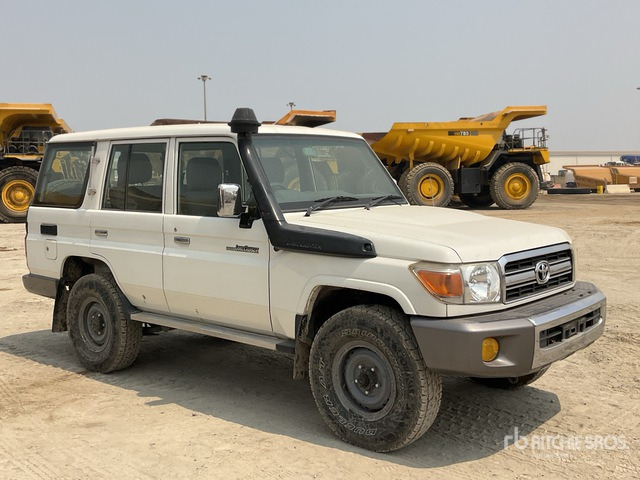 2011 Toyota Land Cruiser LX 76R 4x4 SUV - سيارة دفع رباعي: صورة 2 2011 Toyota Land Cruiser LX 76R 4x4 SUV - سيارة دفع رباعي: صورة 2