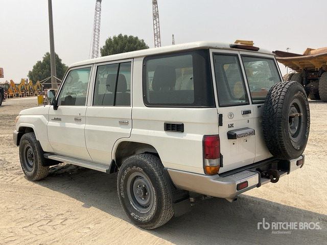 2011 Toyota Land Cruiser LX 76R 4x4 SUV - سيارة دفع رباعي: صورة 4 2011 Toyota Land Cruiser LX 76R 4x4 SUV - سيارة دفع رباعي: صورة 4