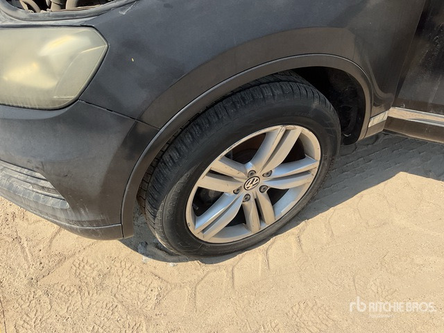 2011 Volkswagen Taureq AWD (Inoperable) SUV - سيارة دفع رباعي: صورة 4 2011 Volkswagen Taureq AWD (Inoperable) SUV - سيارة دفع رباعي: صورة 4