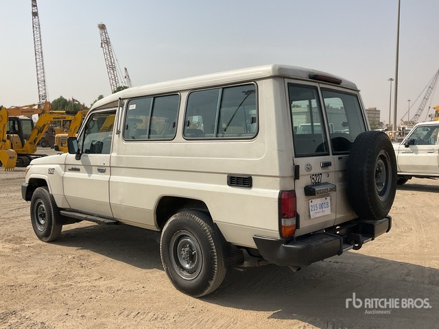 2013 Toyota Land Cruiser 78L 4x4 SUV - سيارة دفع رباعي: صورة 4 2013 Toyota Land Cruiser 78L 4x4 SUV - سيارة دفع رباعي: صورة 4