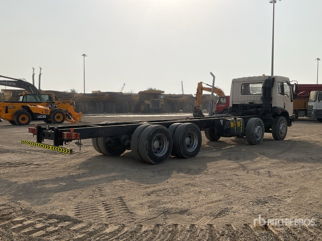 2014 FAW CA1313P 8x4 Twin-Steer Cab and Chassis - شاحنة هيكل كابينة: صورة 3 2014 FAW CA1313P 8x4 Twin-Steer Cab and Chassis - شاحنة هيكل كابينة: صورة 3