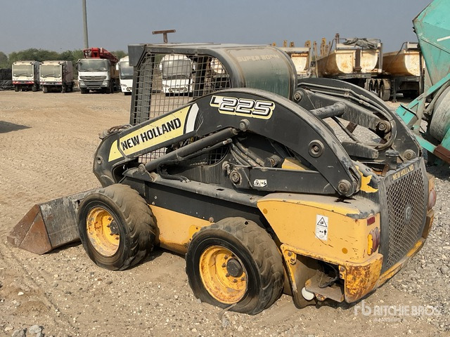 2014 New Holland L225 (Inoperable) Skid Steer Loader - شيول صغير: صورة 3 2014 New Holland L225 (Inoperable) Skid Steer Loader - شيول صغير: صورة 3