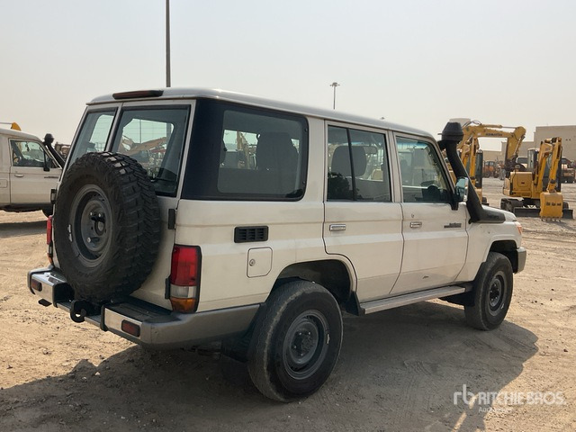 2014 Toyota Land Cruiser LX 76L 4x4 SUV - سيارة دفع رباعي: صورة 3 2014 Toyota Land Cruiser LX 76L 4x4 SUV - سيارة دفع رباعي: صورة 3