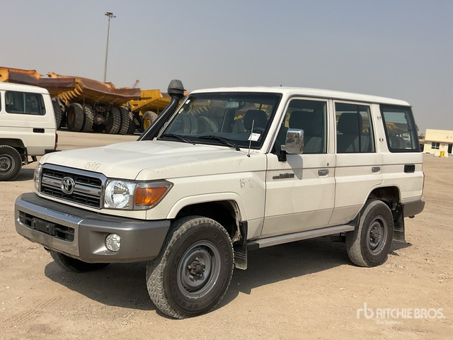 2014 Toyota Land Cruiser LX 76L 4x4 SUV - سيارة دفع رباعي: صورة 2 2014 Toyota Land Cruiser LX 76L 4x4 SUV - سيارة دفع رباعي: صورة 2