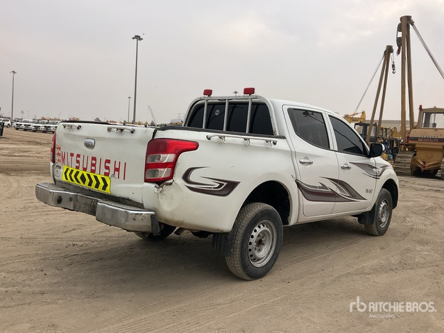 2016 Mitsubishi L200 4x4 Crew Cab Pickup - شاحنة البيك أب: صورة 3 2016 Mitsubishi L200 4x4 Crew Cab Pickup - شاحنة البيك أب: صورة 3