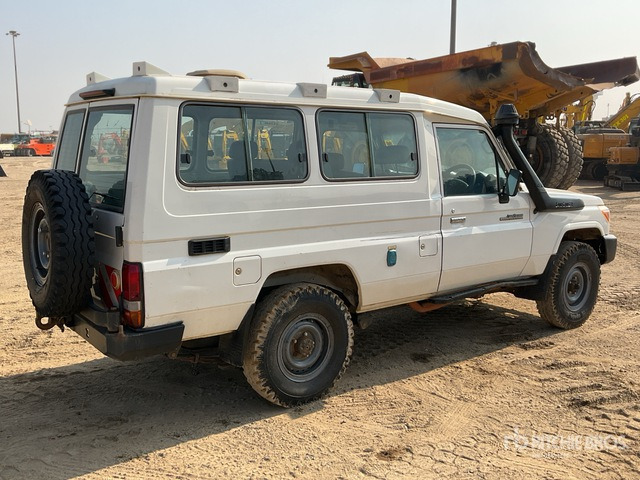 2018 Toyota Land Cruiser 78R 4x4 SUV - سيارة دفع رباعي: صورة 2 2018 Toyota Land Cruiser 78R 4x4 SUV - سيارة دفع رباعي: صورة 2