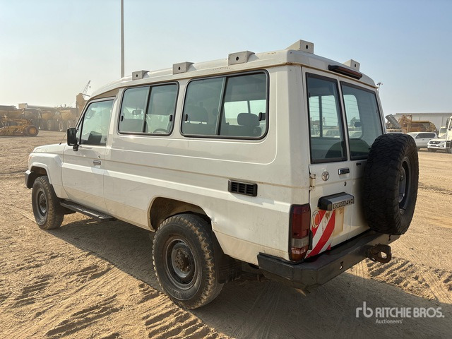 2018 Toyota Land Cruiser 78R 4x4 SUV - سيارة دفع رباعي: صورة 2 2018 Toyota Land Cruiser 78R 4x4 SUV - سيارة دفع رباعي: صورة 2